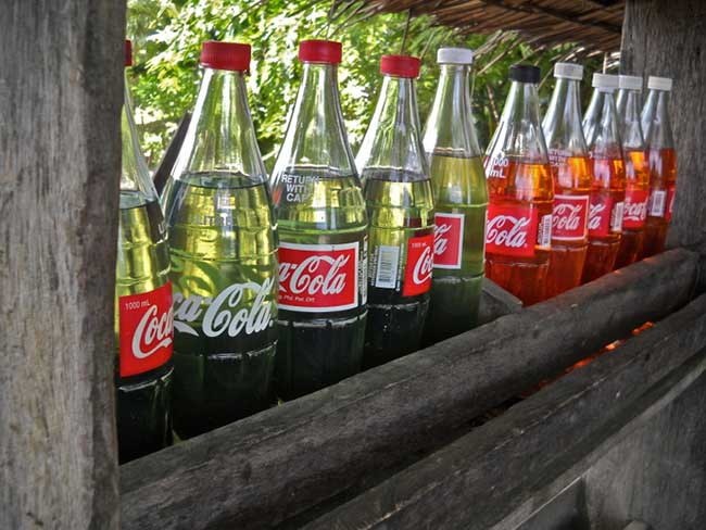 13. Ở Indonesia và Philippines, bạn có thể tìm thấy những quầy hàng nhỏ có bán xăng và khí đốt trong chai coca.