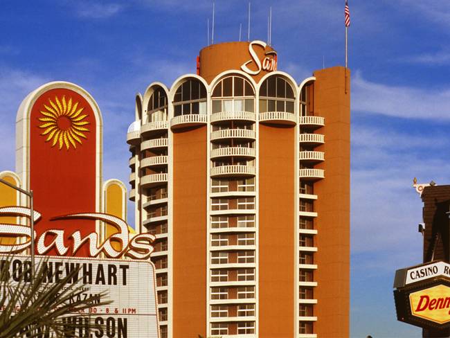 Năm 65 tuổi, ông bắt đầu kinh doanh casino. Năm 1989, ông mua&nbsp;Sands Casino &amp; Hotel&nbsp;ở Las Vegas với giá 128 triệu USD.