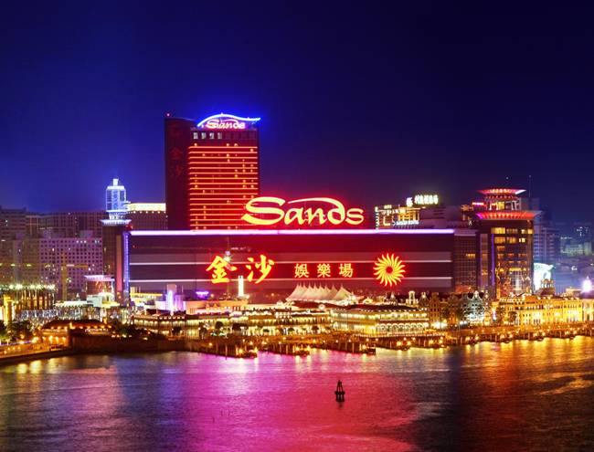 Năm 2004, Adelson mở Sands Macao với chi phí xây dựng ít nhất là 265 triệu USD. Đây là sòng bài kiểu Mỹ đầu tiên ở châu Á.