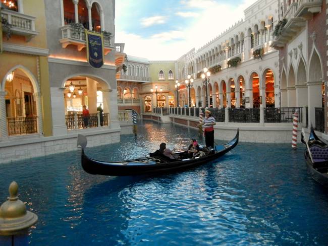 Sau 2 năm với chi phí 1,5 tỷ USD, ông đã xây dựng xong The Venetian. Sòng bạc và khách sạn này mô phỏng theo phong cách Venice, Italia.