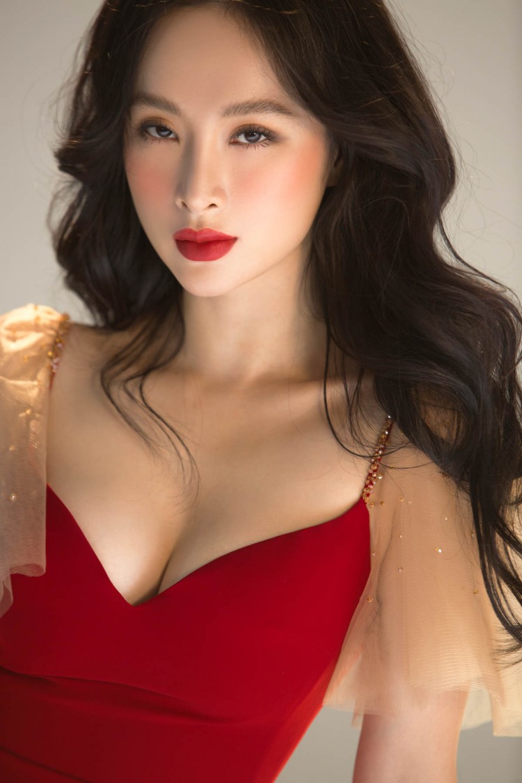 Váy hot nhất tuần: Đầm 50 triệu của Angela Phương Trinh