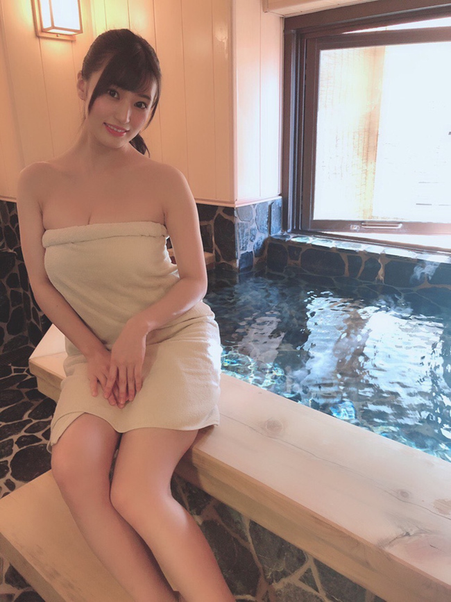 Ngay sau khi chuyến đi kết thúc, Shoko Takahashi đăng tải hình ảnh ăn mặc gợi cảm ngồi bên bể nước nóng và không quên gửi lời cám ơn fan vì chuyến đi tuyệt vời.