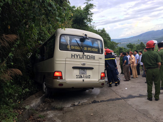 Xe khách tông vách núi, 18 sinh viên nước ngoài bị thương - 3