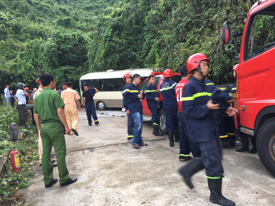 Xe khách tông vách núi, 18 sinh viên nước ngoài bị thương - 1