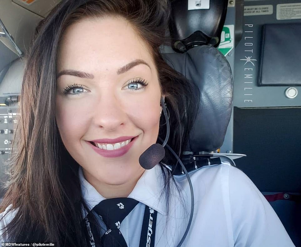 Nữ phi công xinh đẹp gây sốt trên mạng Instagram - 1