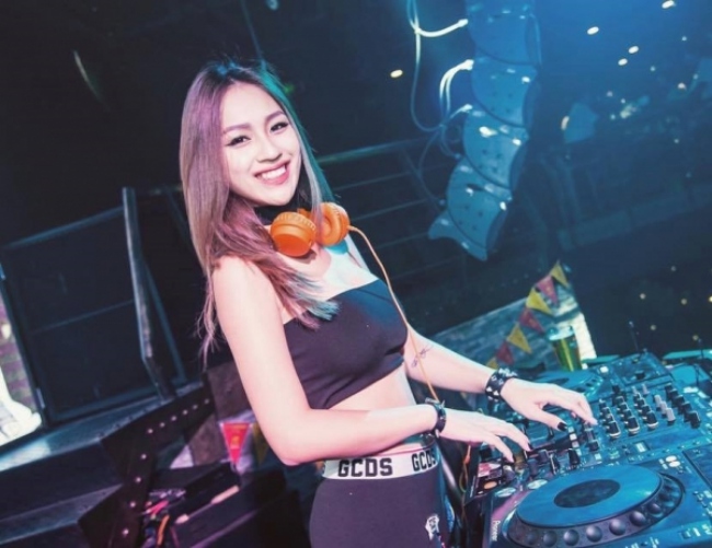 Trong số các nữ DJ từng tham gia sân chơi The Remix, DJ Tít là cái tên quen thuộc nhất với khán giả yêu nhạc điện tử. Dù khá nổi tiếng trong giới DJ, nhưng phải tới mùa giải 2016 cô mới tham gia trong đội của Big Daddy và Justatee.
