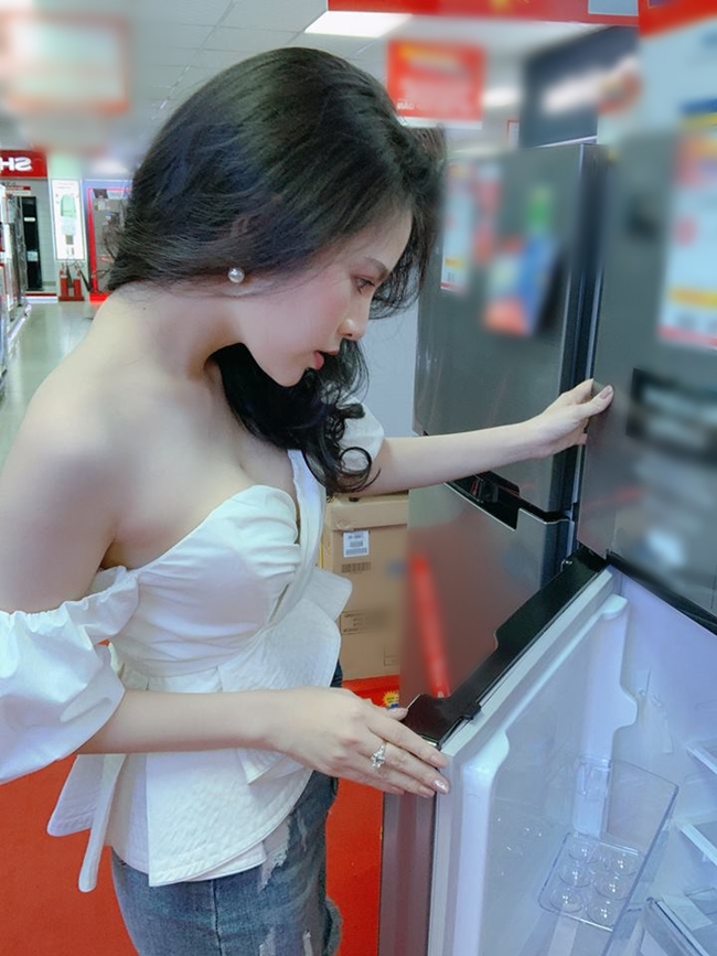 Hình ảnh gợi cảm của Trang Phi gây chú ý khi đi mua đồ tại một siêu thị điện máy.