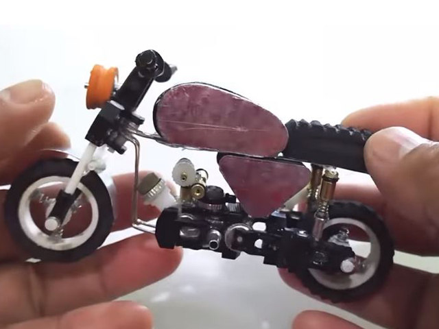 Video: Dạy bạn cách làm xe máy đồ chơi siêu thú vị