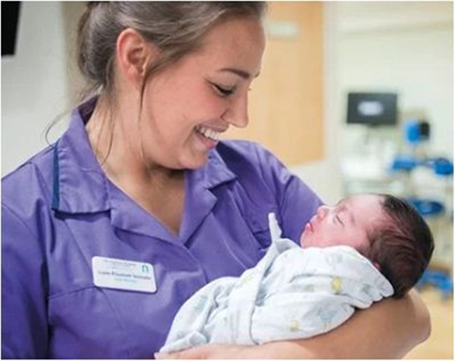 Theo Daily Mail, có 50 nữ hộ sinh và y tá làm việc toàn thời gian chăm sóc mẹ và bé.