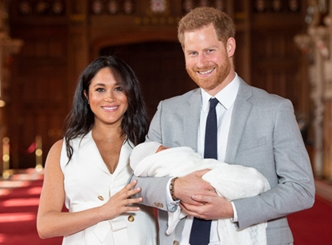 Con trai của vợ chồng hoàng tử Hary và Meghan Markle - nữ công tước xứ Sussex chào đời lúc 5h26' sáng 6/5/2019 với cân nặng 3,1kg.