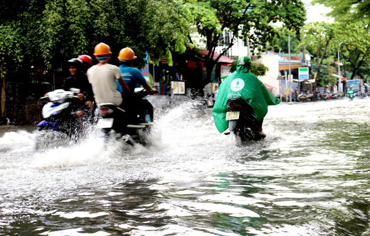 TP.HCM: Mưa trắng trời trưa cuối tuần, &#34;khu nhà giàu&#34; Thảo Điền lại ngập - 2