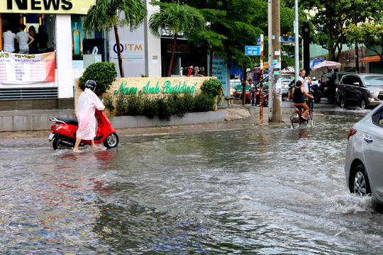 TP.HCM: Mưa trắng trời trưa cuối tuần, &#34;khu nhà giàu&#34; Thảo Điền lại ngập - 3