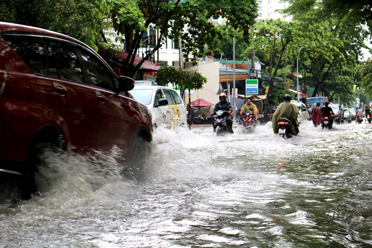 TP.HCM: Mưa trắng trời trưa cuối tuần, &#34;khu nhà giàu&#34; Thảo Điền lại ngập - 4