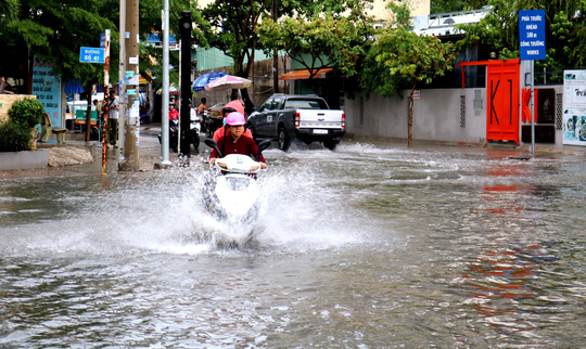 TP.HCM: Mưa trắng trời trưa cuối tuần, &#34;khu nhà giàu&#34; Thảo Điền lại ngập - 5