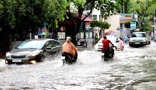 TP.HCM: Mưa trắng trời trưa cuối tuần, &#34;khu nhà giàu&#34; Thảo Điền lại ngập - 8