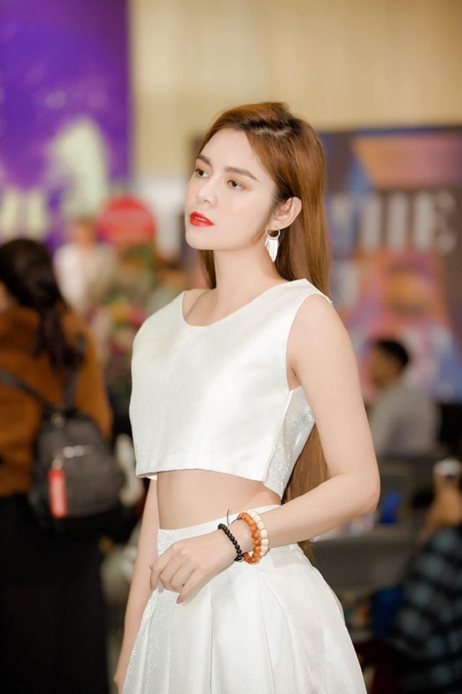 Ngoài đời, hot girl 24 tuổi sở hữu nhan sắc nóng bỏng với gương mặt ưa nhìn và body nuột nà, hấp dẫn. Năm 2014, Cao Diệp Anh từng lọt top 5 người đẹp đẹp nhất xứ Tuyên.