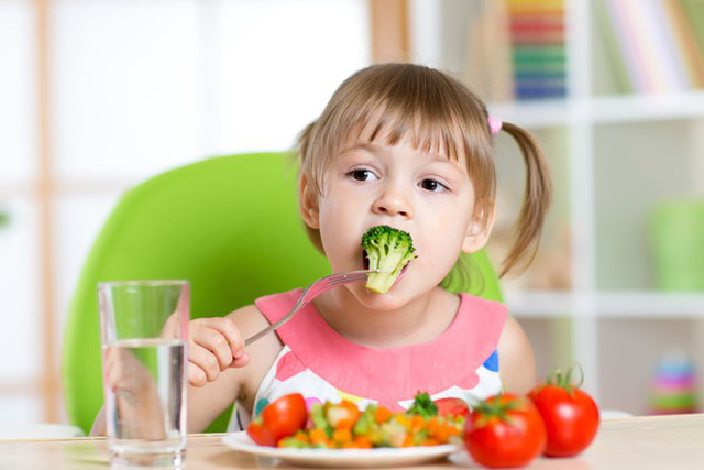 Cách ăn uống giúp trẻ “miễn dịch” với các bệnh mùa hè - 1