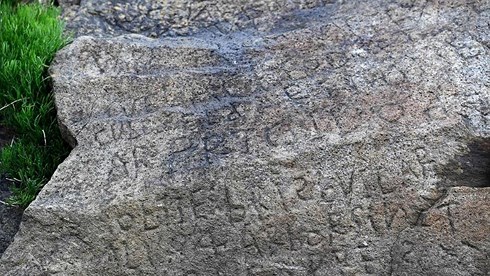 Bí ẩn về ký tự lạ trên phiến đá cổ 230 năm tuổi chưa có lời giải - 1