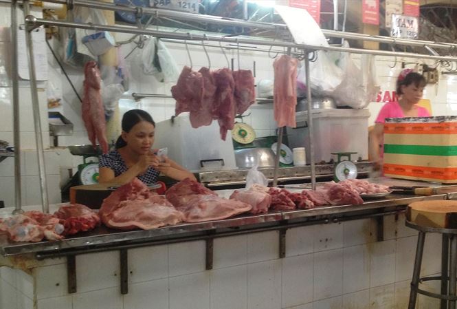 Thịt lợn giảm sâu, tiểu thương chợ truyền thống &#34;chết đứng&#34; - 1