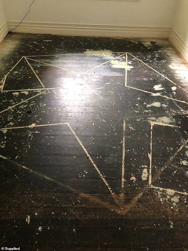 Sửa nhà, cặp đôi phát hiện dấu vết bí ẩn trên sàn, chưa từng thấy trong 30 năm - 1