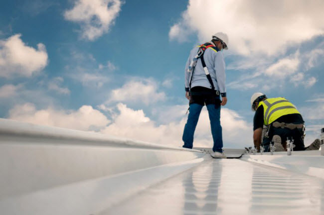 Thợ lợp mái nhà: Những công nhân sử dụng nhựa đường nóng trên mái nhà và đường có nguy cơ mắc ung thư cao hơn người bình thường. Nguyên nhân là do họ tiếp xúc với hóa chất cũng như làm việc dưới trời nắng trong thời gian dài.