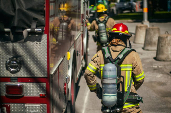 Lính cứu hỏa: Ung thư là nguyên nhân chính khiến lính cứu hỏa tử vong. Khi các vật liệu như ni lông hay hóa chất khác cháy, sinh ra chất độc và lính cứu hỏa có thể hấp thụ hay hít phải chúng.