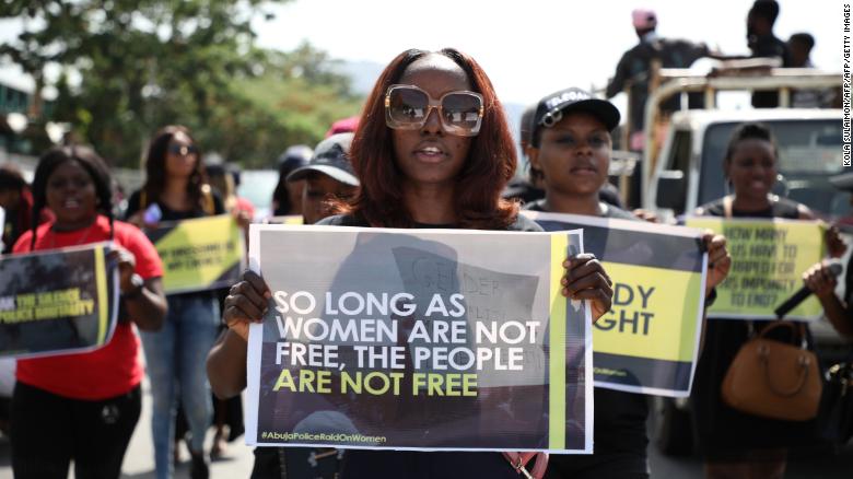 Nigeria: Phụ nữ tố bị cảnh sát bắt vô cớ về đêm, ép quan hệ mới trả tự do - 1