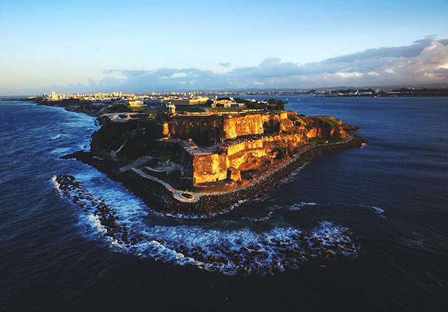 Puerto Rico: Hãy dạo bước quanh pháo đài San Felipe del Morro, men theo những mảng tường đá bò ngoằn ngoèo quanh mép biển, rồi lên cao, tận hưởng những đợt gió trong lành thoáng vị mặn đại dương. Hay chỉ đơn giản là tản bộ trên con đường bờ kè ven biển bên bức tường thành La Puerta de San Juan cổ kính, để thực sự sống trong thời vàng son của một đế chế cổ xưa.
