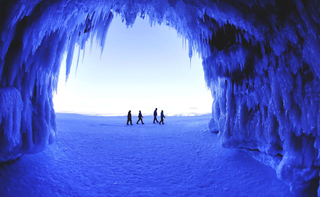 Ontario, Canada:&nbsp;Đến với Ontario, du khách không những có cơ hội chiêm ngưỡng vẻ đẹp hùng vĩ của thác nước Niagara mê hoặc lòng người, mà còn có thể chiêm ngưỡng vẻ đẹp có một không hai từ các hang động băng tại đảo Manitoulin.
