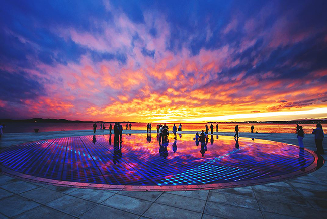 Zadar, Croatia:&nbsp;Từng là thành phố cổ từ thời đại Roman, Zadar sở hữu kho tài đồ sộ với các di sản kiến trúc khổng lồ. Đến với Zadar, ai cũng muốn lưu lại ít hôm để khám phá những đấu trường La Mã, nhà thờ St.Donat, nhà nữ tu viện St. Mary hay nhà thờ St.Anastasia, mỗi công trình đều mang nặng hơi thở lịch sử, đánh dấu cột mốc chói lọi của đế chế vàng son một thời.
