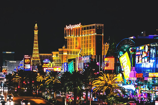 Las Vegas, Mỹ: Las Vegas nổi lên như một thiên đường cờ bạc không chỉ của Mỹ mà cả thế giới, với hệ thống những sòng bài Casino khét tiếng, xoay tròn trong những cơn đỏ đen không ngủ. Tại thành phố này, đèn điện luôn tỏa ánh sáng rực rỡ cùng chuỗi âm thanh đường phố, âm nhạc phát ra từ những show diễn ngoài trời như hút du khách vào một thế giới giải trí thực sự.
