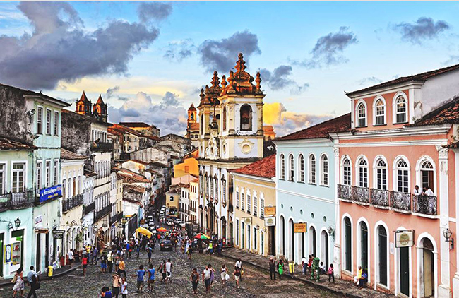 Salvador, Brazil:&nbsp;Không chỉ là thành phố giàu lịch sử, Salvador cũng được coi là “thành phố hạnh phúc” với vô số những bữa tiệc ngoài trời và lễ hội âm nhạc rực rỡ sắc màu. Trong đó phải kể đến lễ hội cầu lửa hay lễ Yemanja - một lễ hội đặc trưng cầu vị chúa biển cả.
