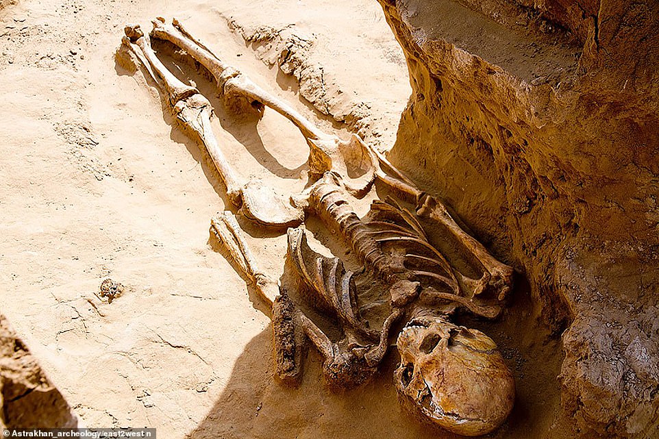 Phát hiện kho báu và bộ xương quý tộc 2.000 năm tuổi ở Nga - 1