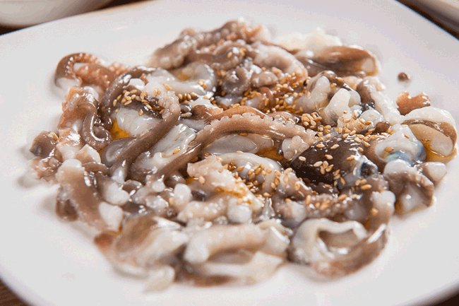 2. Sannakji (bạch tuộc sống) - Hàn Quốc. Những xúc tu bạch tuộc vẫn còn ngọ nguậy trên đĩa, ngay lập tức được đưa vào miệng. Người ăn sẽ cảm thấy rõ độ tươi sống của món ăn này. Tuy nhiên, nếu không cẩn thận, bạn có thể bị chết ngạt vì những xúc tu dính vào cổ họng ngay khi cố gắng nuốt chúng xuống bụng.