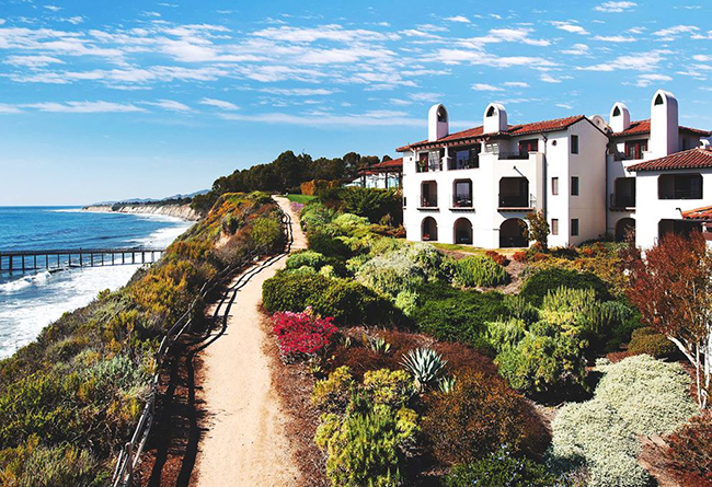 Santa Barbara, Mỹ:&nbsp;Sự vội vàng không tồn tại ở Santa Barbara và phong cách California phóng khoáng được nâng lên một tầm cao mới. Sẽ thật chán nếu du khách không nhấp thử một hoặc hai ngụm rượu tại vùng đất chuyên sản xuất những quả nhỏ căng mọng và nhiều loại rượu vang nổi tiếng thế giới, hay đắm chìm vào trung tâm của thị trấn lịch sử Santa Barbara, với biểu tượng Old Mission - nơi sinh sống của các tu sĩ dòng Phancisco Tân Ban Nha.
