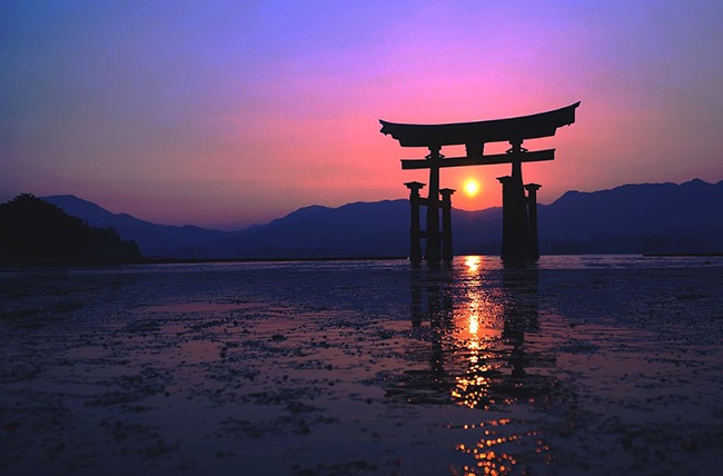 Setouchi, Nhật Bản: Được xem là vùng đất linh thiêng nhất Nhật Bản, nơi đây như rương kho báu chứa đựng hết thảy những câu chuyện lịch sử và vẻ đẹp cổ kính của xứ phù tang. Setouchi sẽ kể du khách nghe về thành phố Hiroshima, nơi phải hứng chịu hai quả bom nguyên tử duy nhất trong lịch sử vào cuối thế chiến 2, đã hồi sinh mãnh liệt ra sao.
