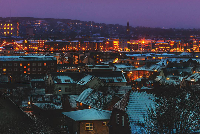 Aalborg, Đan Mạch:&nbsp;Aalborg là thành phố lớn thứ tư của Đan Mạch, phía Bắc bán đảo Jutland. Tham quan Aalborg, du khách sẽ cảm nhận được sự quyến rũ ngọt ngào của thành phố này khi dạo quanh con phố Algade, ghé thăm các công trình lịch sử nổi tiếng, chiêm ngắm quảng trường Gammeltorv lâu đời với vẻ đẹp cổ kính.
