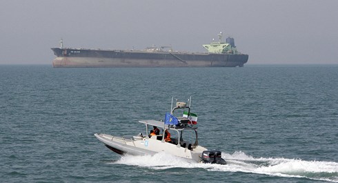 Hé lộ nguyên nhân khiến Mỹ “rầm rập” triển khai tàu chiến, máy bay gần Iran - 1