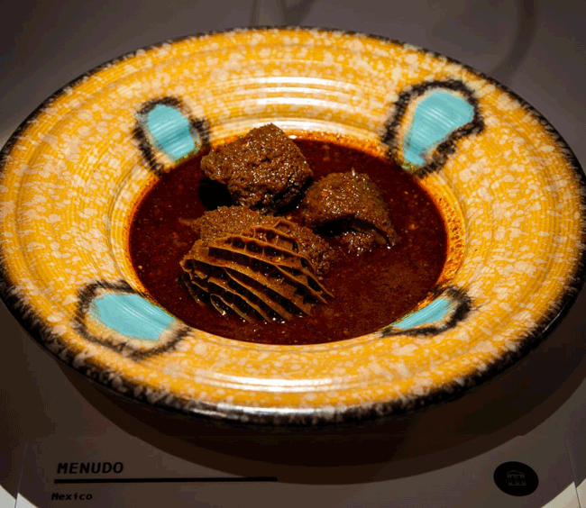 5. Menudo là món súp cay nổi tiếng của Mexico được làm từ dạ dày của bò.