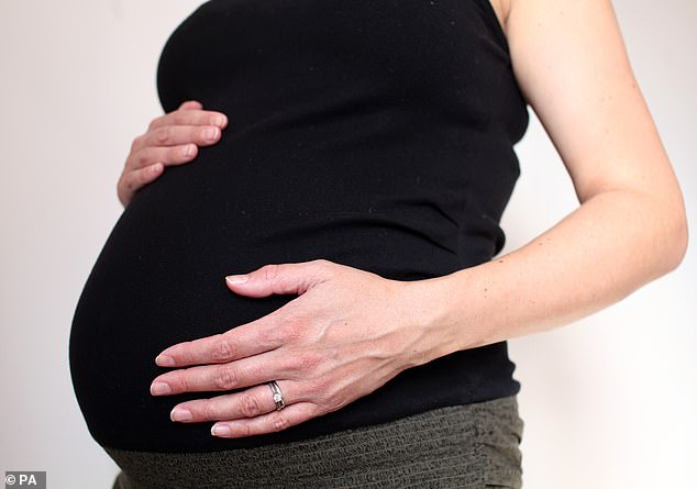 Người đàn ông chuyển giới đau bụng và phát hiện mình mang thai - 1