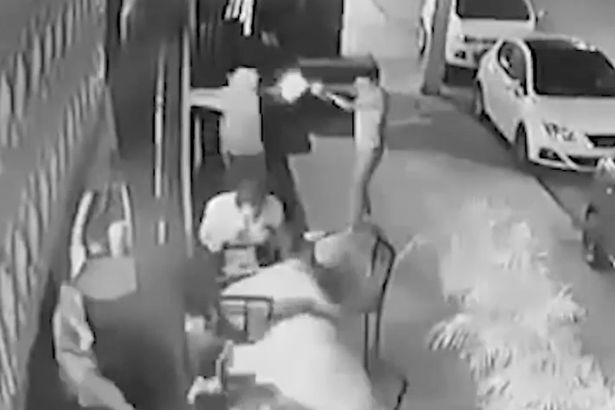Video: Băng đảng Mexico xả đạn dữ dội quán bar vì không nộp tiền bảo kê - 1