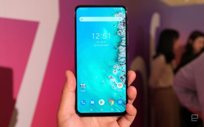 Bên trong, điện thoại tích hợp chip&nbsp;Snapdragon 855, RAM 6 GB và bộ nhớ trong 64 GB như là lựa chọn tiêu chuẩn. Sản phẩm cũng có các biến thể 6/128 GB hoặc 8/256 GB. Người dùng có thể mở rộng qua khe cắm thẻ microSD.