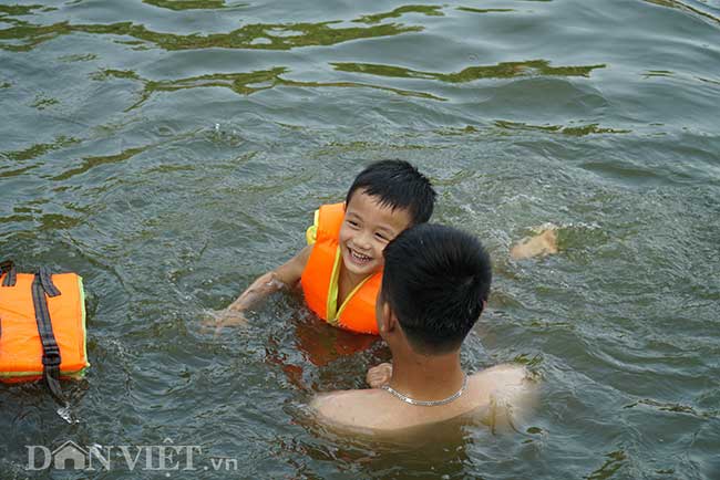 Ảnh, clip: Di tích quốc gia đặc biệt thành bể bơi ngày nắng nóng - 7