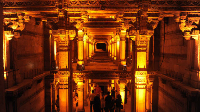 Giếng bậc thang Adalaj, Ahmedabad: Công trình kiến trúc đặc trưng của văn hóa Hồi giáo Ấn Độ được xây dựng từ năm 1499. Thành của giếng được chạm trổ hoa văn rất tinh tế.