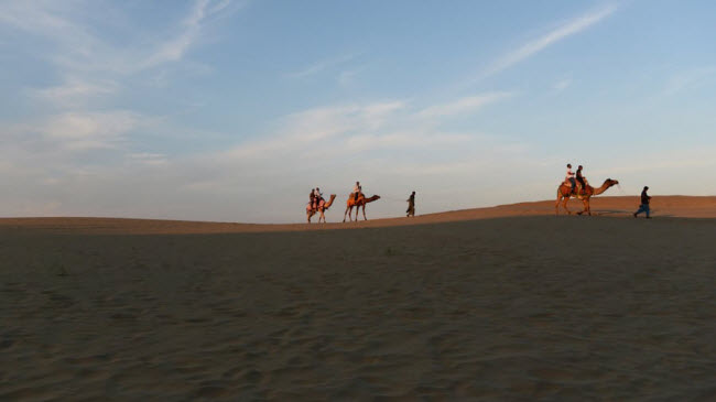 Cồn cát Sam Sand, Rajasthan: Nằm ở ngoại ô thành phố Jaiselmer,  cồn cát Sam Sand là một trong những cửa ngõ dẫn du khách tới sa mạc Great Thar, hay còn được gọi là Sahara của Ấn Độ.