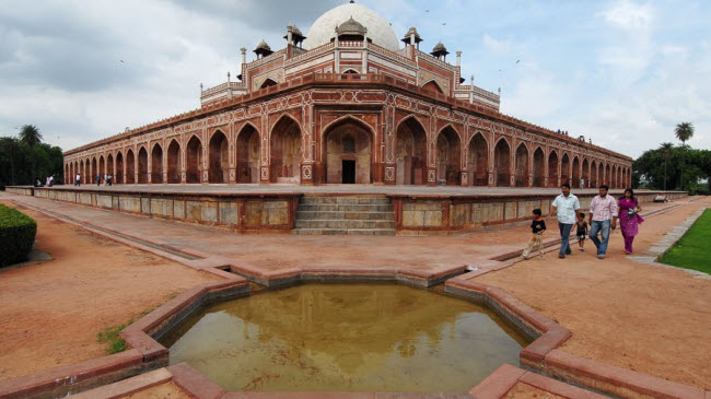 Lăng mộ Humayun, New Delhi: Được công nhận là di sản thế giới vào năm 1993, lăng mộ là nơi an nghỉ cuối của hoàng đế từ thế kỷ thứ 16 Humayun. Đây là công trình lăng mộ kết hợp với vườn đầu tiên ở Ấn Độ.