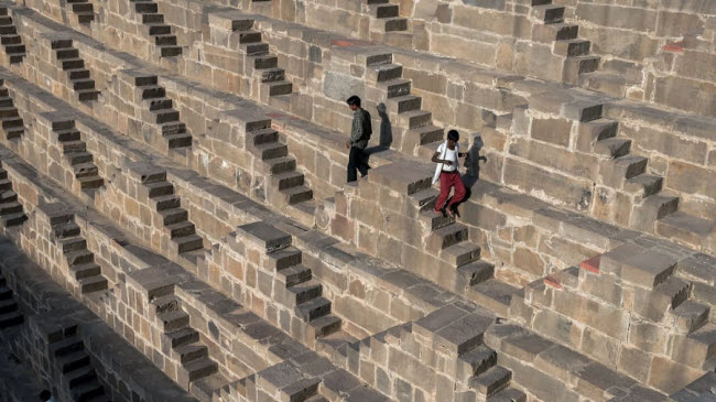 Chand Baori, Rajasthan: Với 3.500 bậc có thiết kế hình học hoàn hảo, Chand Baori là một trong những giếng bậc thang đẹp nhất ở Ấn Độ. Công trình 1.200  năm tuổi này mở cửa cho người dân địa phương và du khách vài giờ mỗi ngày.