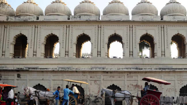 Bara Imambara, Uttar Pradesh: Được xây dựng vào năm 1784, Bara Imambara là một công trình kiến trúc tuyệt vời với một hệ thống gạch lồng vào nhau mà không cần rầm đỡ. Từ trên đỉnh nhà thờ Hồi giáo này, du khách có thể chiêm ngưỡng toàn cảnh thành phố.
