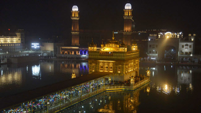 Harmandir Sahib, Punjab: Harmandir Sahib là một khu phức hợp linh thiêng dành cho người Sikh, bao gồm "Đền Vàng" nằm giữa hồ lớn.  Công trình bao gồm mái vòm nạm vàng lấp lánh phản chiếu xuống mặt nước hồ Amrit Sarovar.