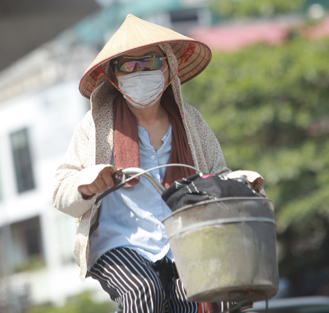 Miền Bắc vẫn nóng như &#34;lò bát quái&#34;, nhiệt độ trên 40 độ C - 1